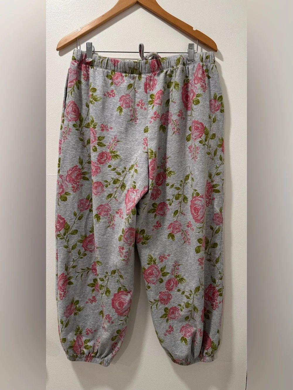 Target Wild Fable Gray Pink Floral Mock Neck
Sweatshirt & Joggers Set • Size L - Picture 5 of 8